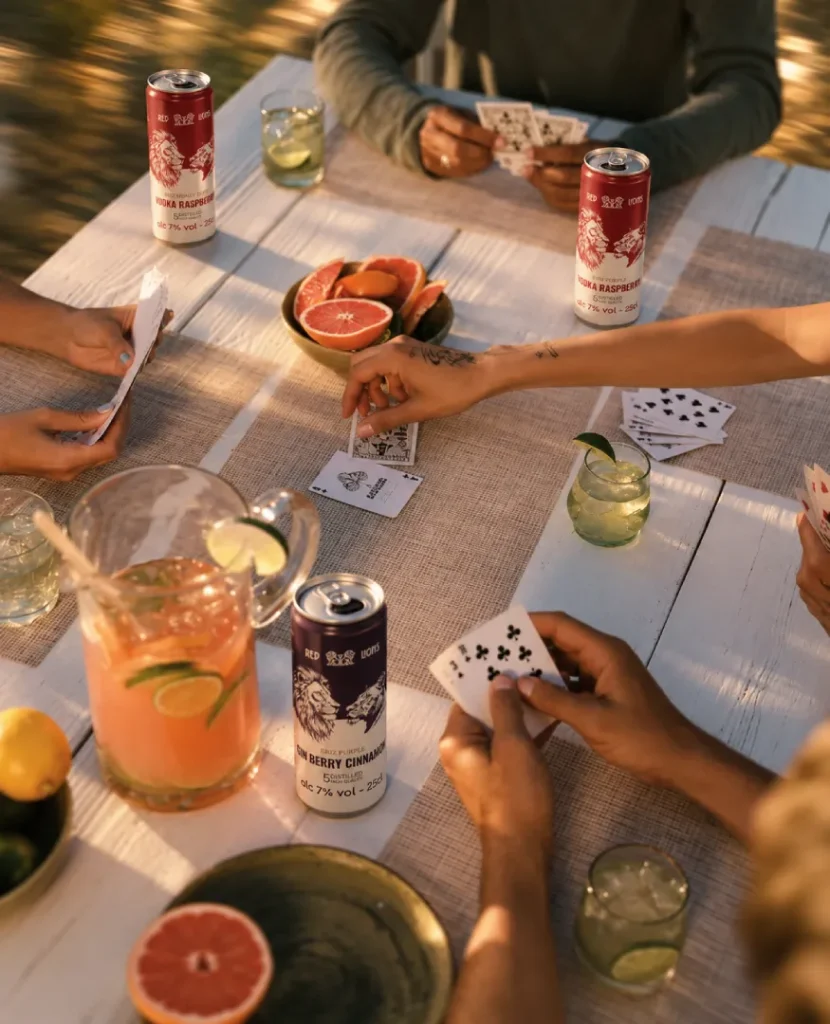home-jugando-cartas